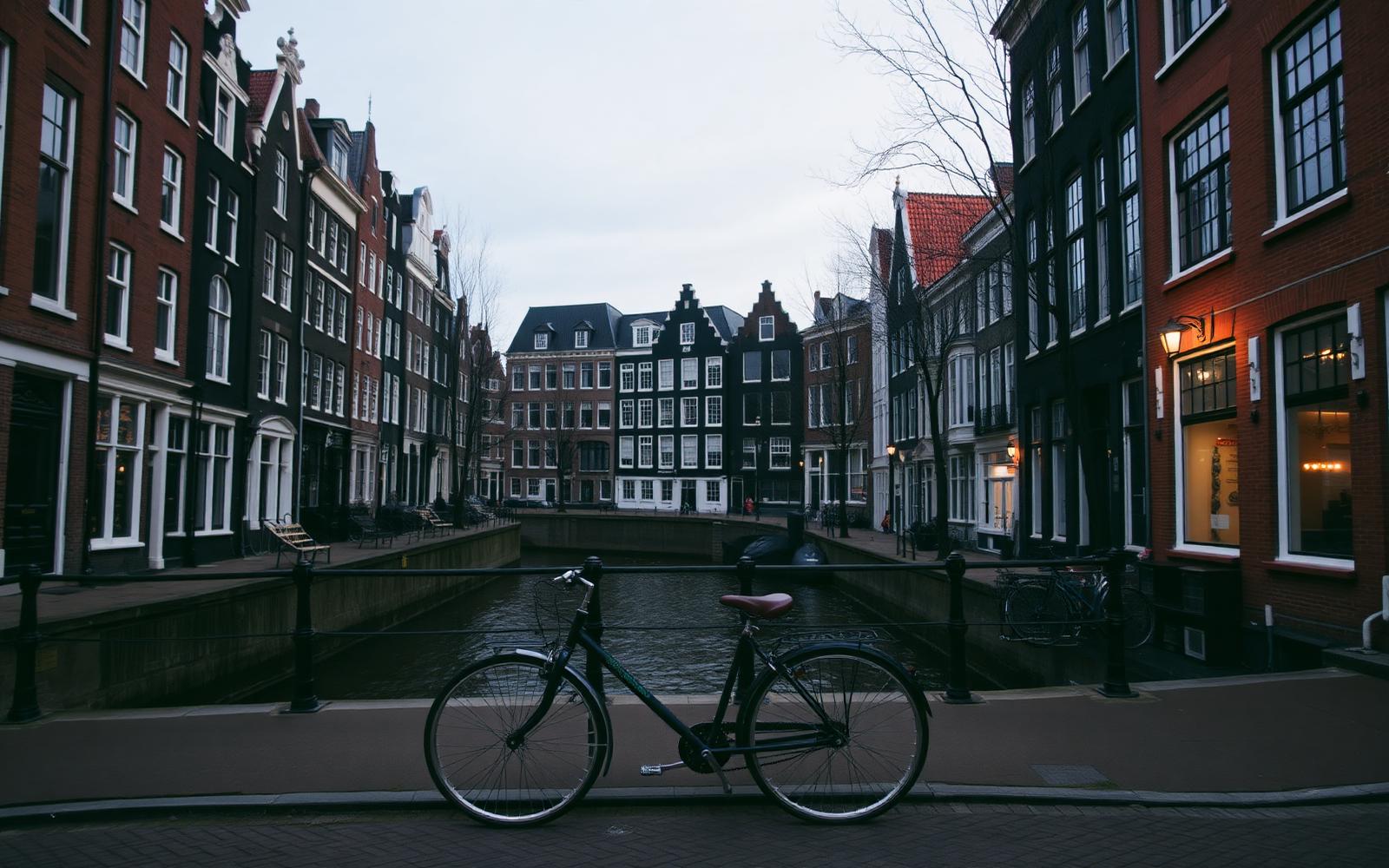 Amsterdam indeed has a choice; opt for a balanced city